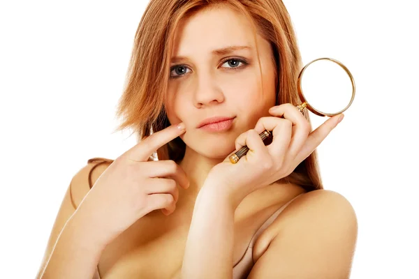 Pensando adolescente donna in possesso di lente d'ingrandimento — Foto Stock