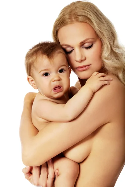Giovane donna con il suo bambino piangente — Foto Stock