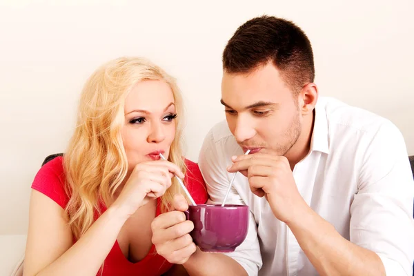 Linda pareja bebiendo de una taza — Foto de Stock