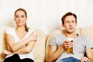 Erkekler spor izlerken kadınlar sıkılıyor.