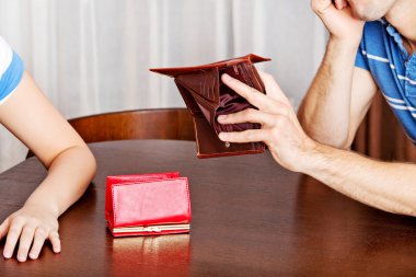 Endişeli çift ile boş cüzdan masada oturan