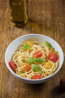 Ahşap arka plan üzerinde lezzetli Yapıştır ve zeytinyağı şişesi