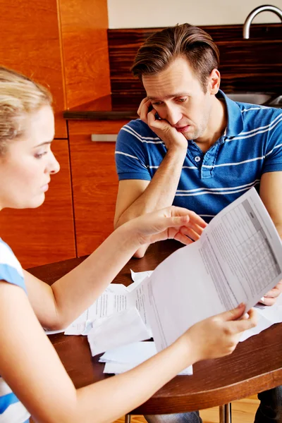 Worried couple calculating bills at home — Stock Photo, Image