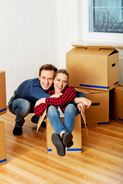 Glückliches Paar hat Spaß im neuen Zuhause — Stockfoto