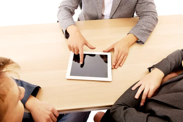 Zakelijke meeting-man toont iets op tablet — Stockfoto