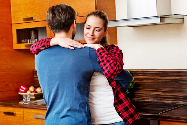 Молода пара танцює і розважається на кухні — стокове фото