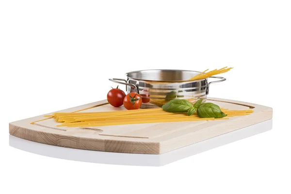 Pasta cruda in pentola metallica isolata su tavola di legno — Foto Stock