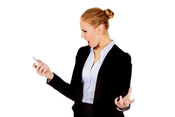 Γυναίκα σε εργασία θυμωμένος φωνάζοντας στο κινητό τηλέφωνο — Φωτογραφία Αρχείου
