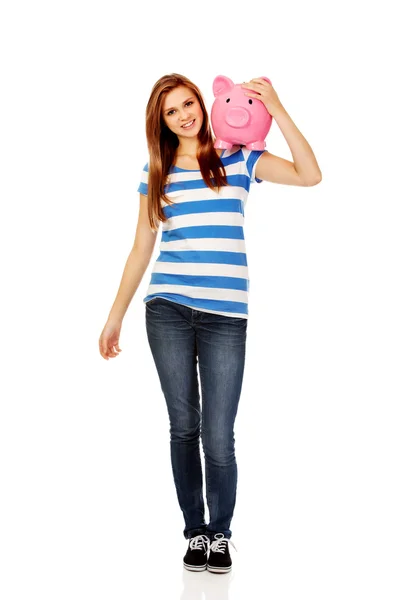 Feliz adolescente mulher segurando piggybank — Fotografia de Stock