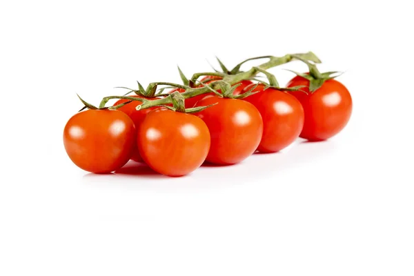 Tomates rojos cereza aislados sobre fondo blanco — Foto de Stock