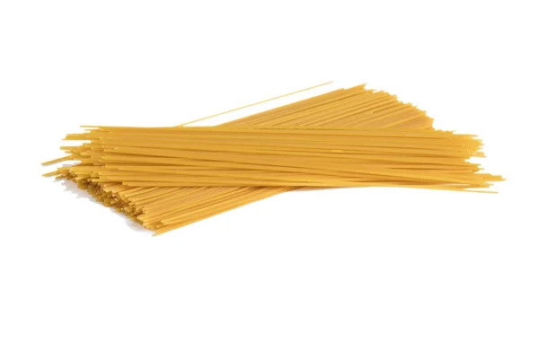 Gedroogde fettuccine pasta, niet gekookt, geïsoleerd op een witte achtergrond — Stockfoto