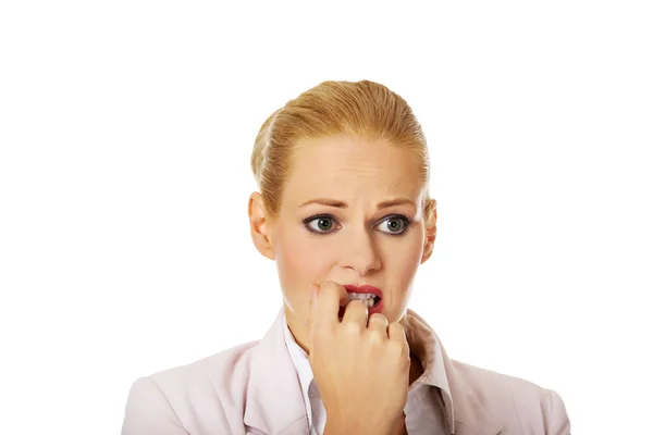 Junge nervöse Geschäftsfrau beißt ihre Nägel — Stockfoto