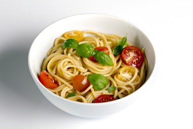 Beyaz arka plan üzerinde izole kase lezzetli makarna