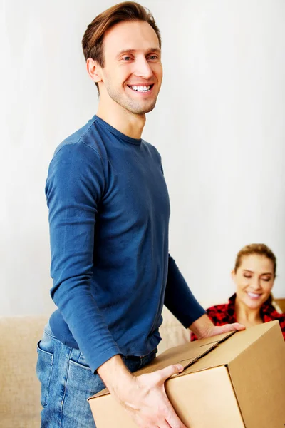 Junges Paar mit Kartons - ein- oder auspacken — Stockfoto