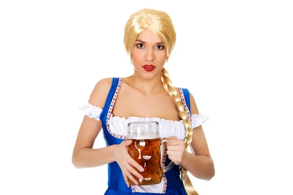 Mooie Beierse vrouw met bier. — Stockfoto