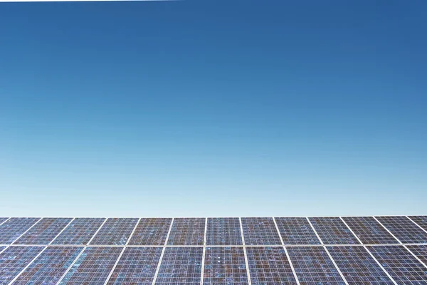 Panneaux de centrale solaire sur le terrain — Photo