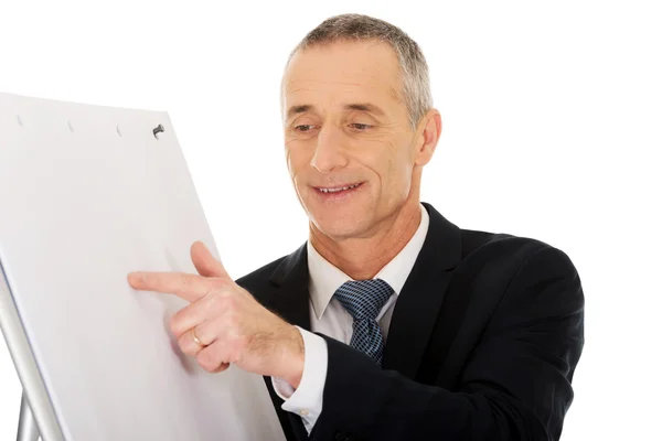 Male executive presenting on flip chart — Stock Photo, Image