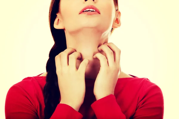 Young woman is scratching her neck — Stock Photo, Image