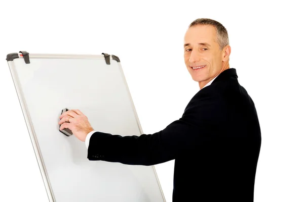 Männliche Führungskräfte putzen ein Flipchart — Stockfoto