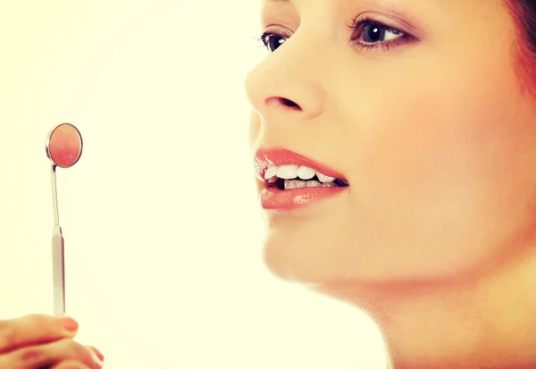 Dentes de mulher jovem e um espelho de boca dentista — Fotografia de Stock