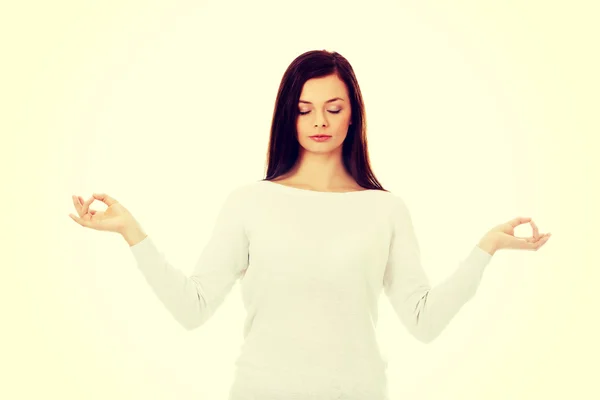 Jovem mulher faz gesto meditativo — Fotografia de Stock