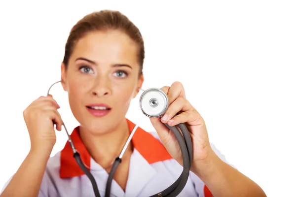 Doctora joven con estenocope — Foto de Stock