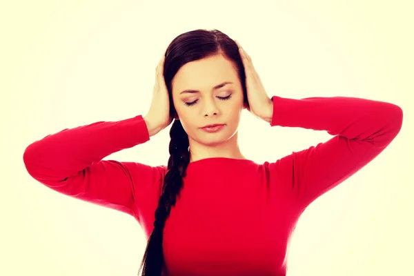 Mujer joven con dolor de cabeza sosteniendo su mano a la cabeza — Foto de Stock