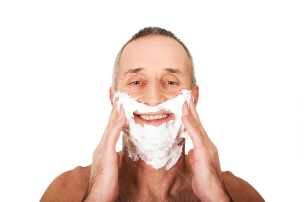 Retrato de um homem aplicando espuma de barbear — Fotografia de Stock