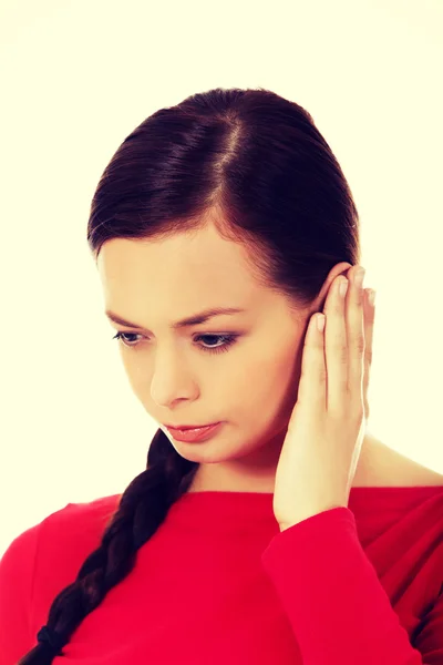 Junge Frau mit Ohrenschmerzen — Stockfoto