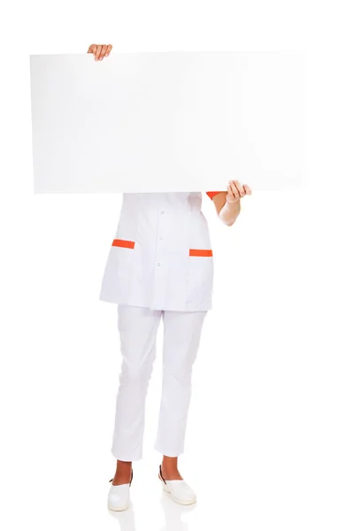 Doctora o enfermera sosteniendo pancarta vacía —  Fotos de Stock