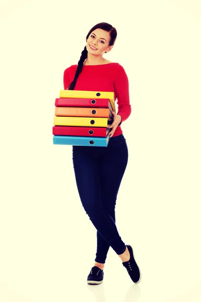 Jong gelukkig vrouw holding binders — Stockfoto