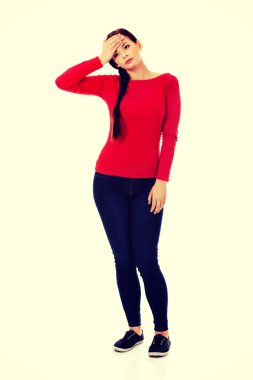 Baş ağrısı olan genç ve güzel bir kadın.