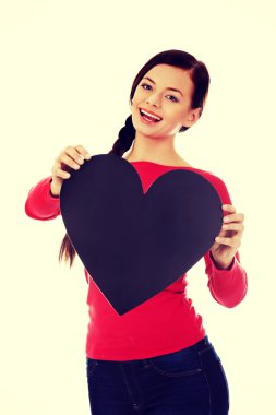 Siyah kağıt kalp tutan genç öğrenci kadın