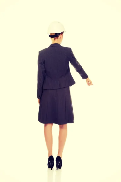 Backview architekt biznes kobieta sobie biały kask skierowany w dół — Zdjęcie stockowe