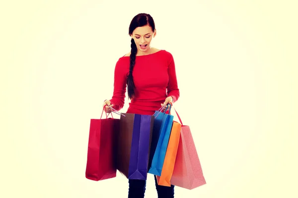 Jovem feliz sorrindo mulher segurando sacos de compras — Fotografia de Stock