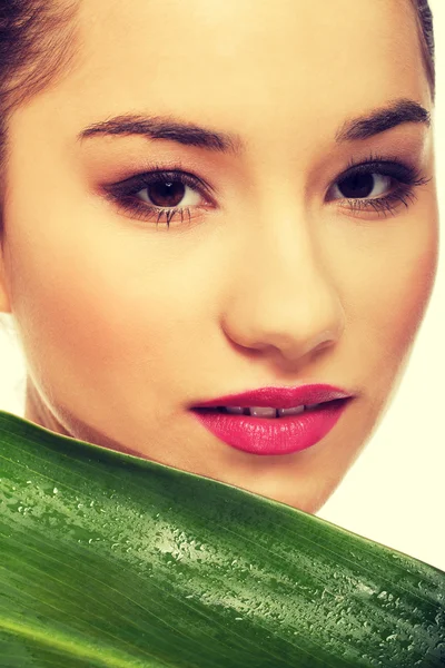 Hermosa mujer con hoja verde . — Foto de Stock