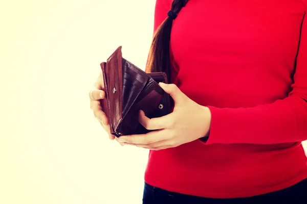 Estudiante preocupada sosteniendo cartera vacía — Foto de Stock