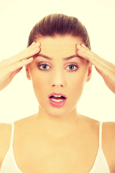 A young woman checking wrinkles on her forehead — Stock Photo, Image