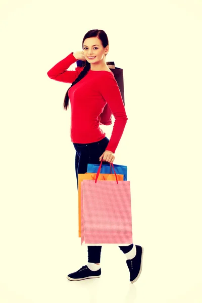 Jovem feliz sorrindo mulher segurando sacos de compras — Fotografia de Stock