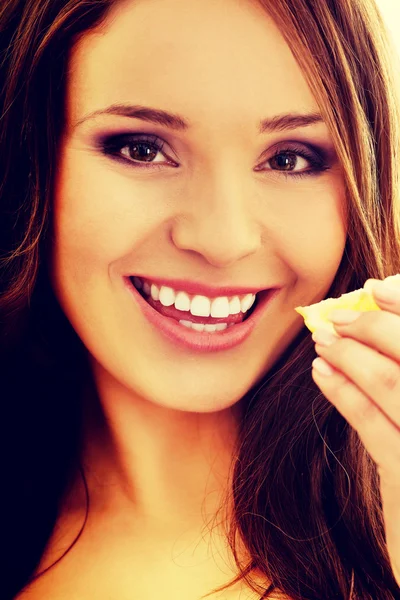Женщина ест моллюсков . — стоковое фото