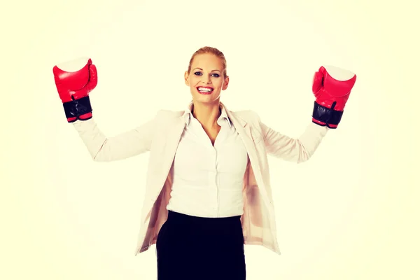 Biznes kobieta w czerwonym Rękawice bokserskie — Zdjęcie stockowe
