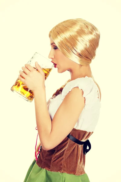 Beautiful bavarian woman drinking beer. — Stock Photo, Image