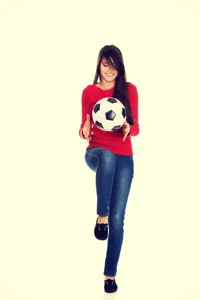 Жінка з футбольним м'ячем . — стокове фото
