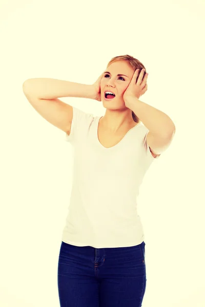 Irritado jovem mulher cobrindo ouvidos com as mãos — Fotografia de Stock