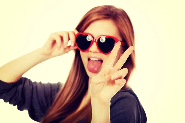 Genç kadın güneş gözlüğü takıyor — Stok fotoğraf