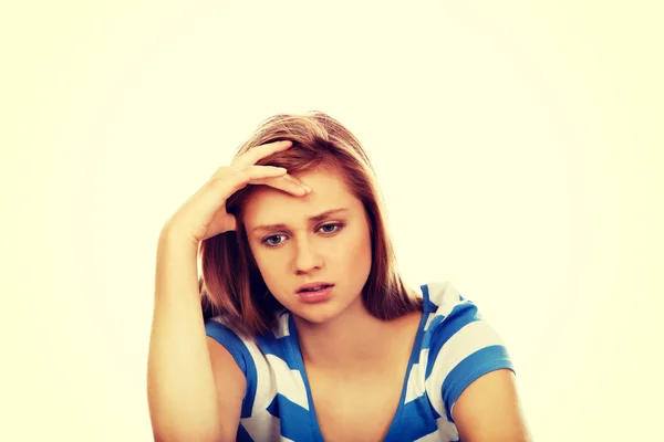 Подростковая депрессия женщина сидит на полу — стоковое фото