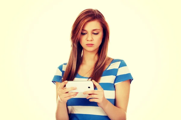 Mujer adolescente usando su teléfono inteligente — Foto de Stock