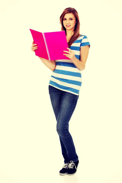 Sorrindo adolescente mulher lendo suas notas — Fotografia de Stock