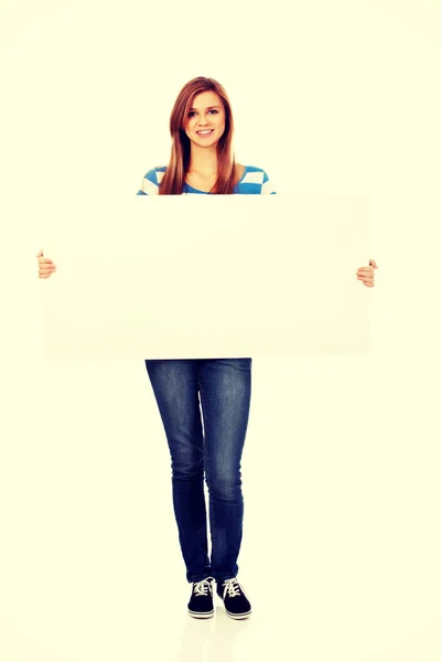 Щаслива дівчина-підліток з порожнім рекламним щитом — стокове фото