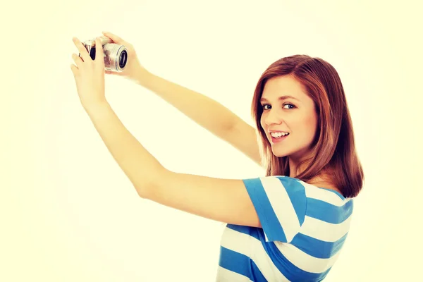 Mulher adolescente feliz tomando selfie com câmera slr clássico — Fotografia de Stock